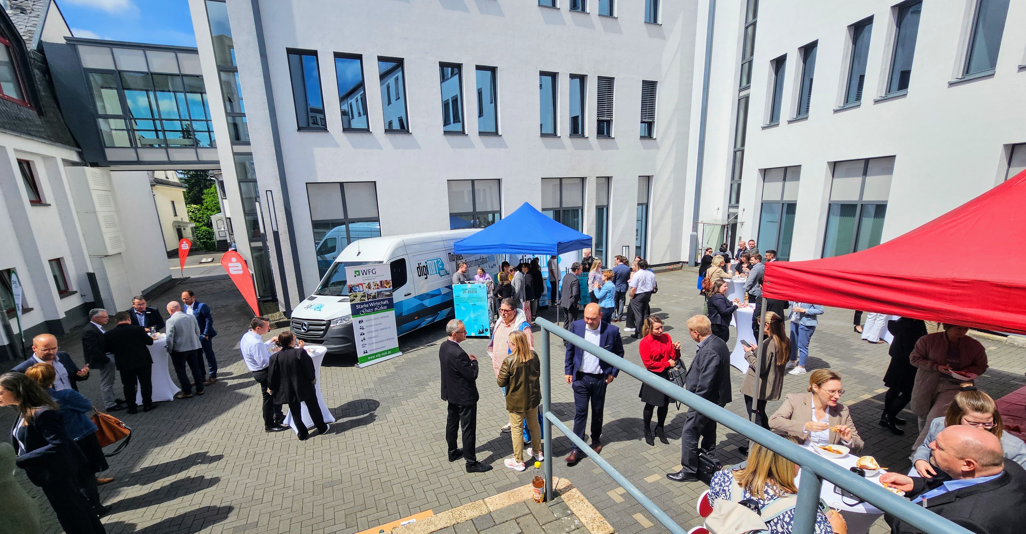 Foto von einem Innenhof mit verschiedenen Ständen und Menschen