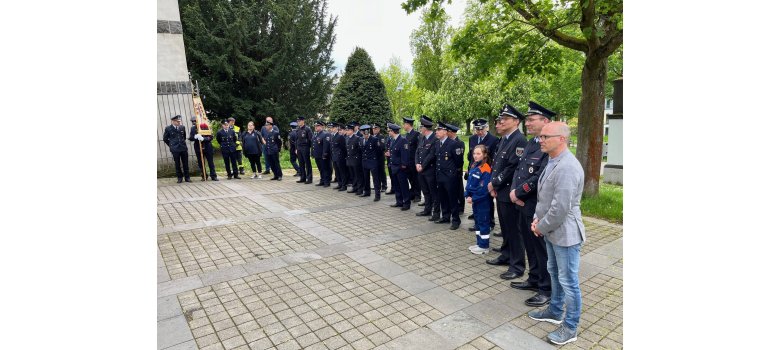 Mehrere Personen stehen in einer Reihe und tragen Uniform