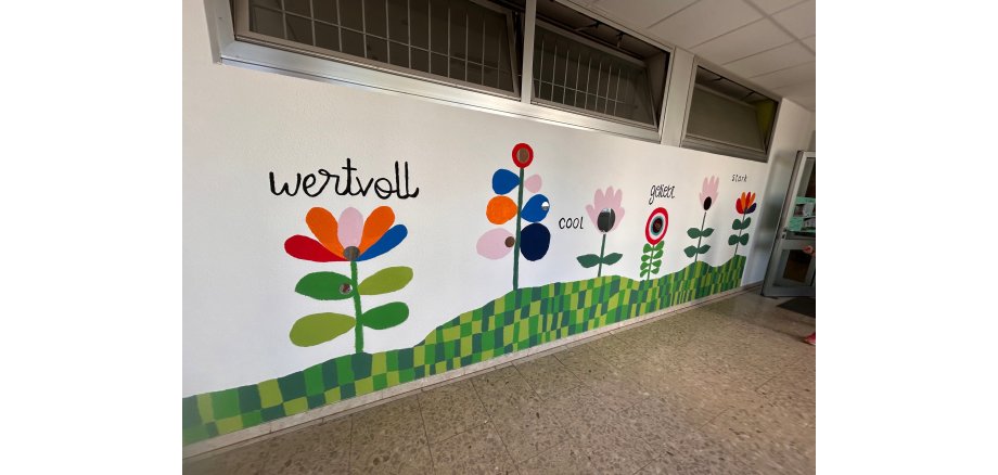 Eine bemalte Wand mit Blumen