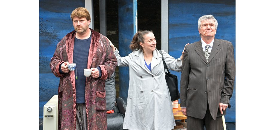 Drei Personen auf der Bühne bei Proben