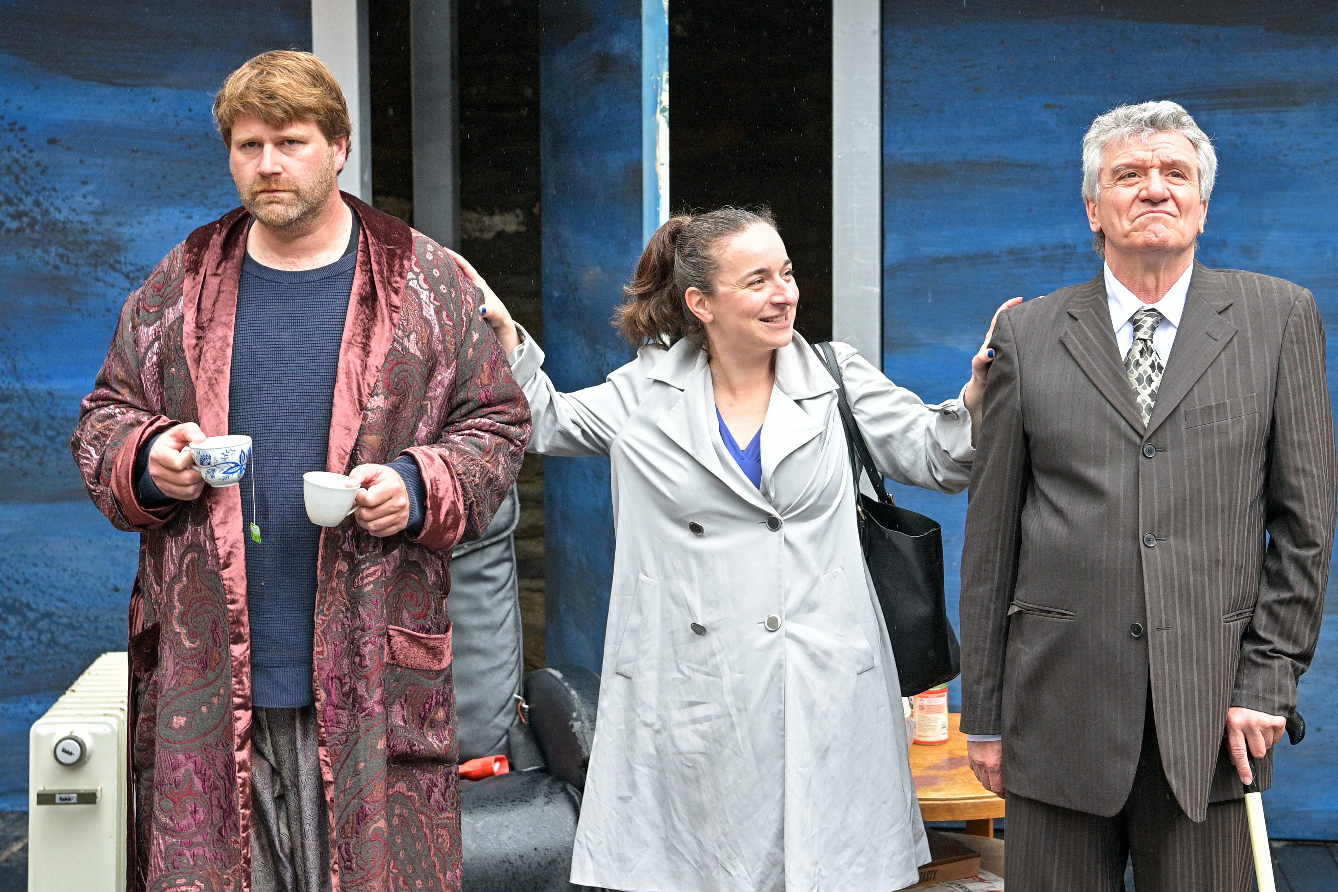 Drei Personen auf der Bühne bei Proben