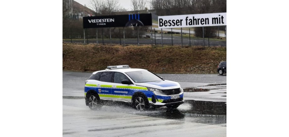 Auto auf regennasser Straße beim Fahrsicherheitstraining