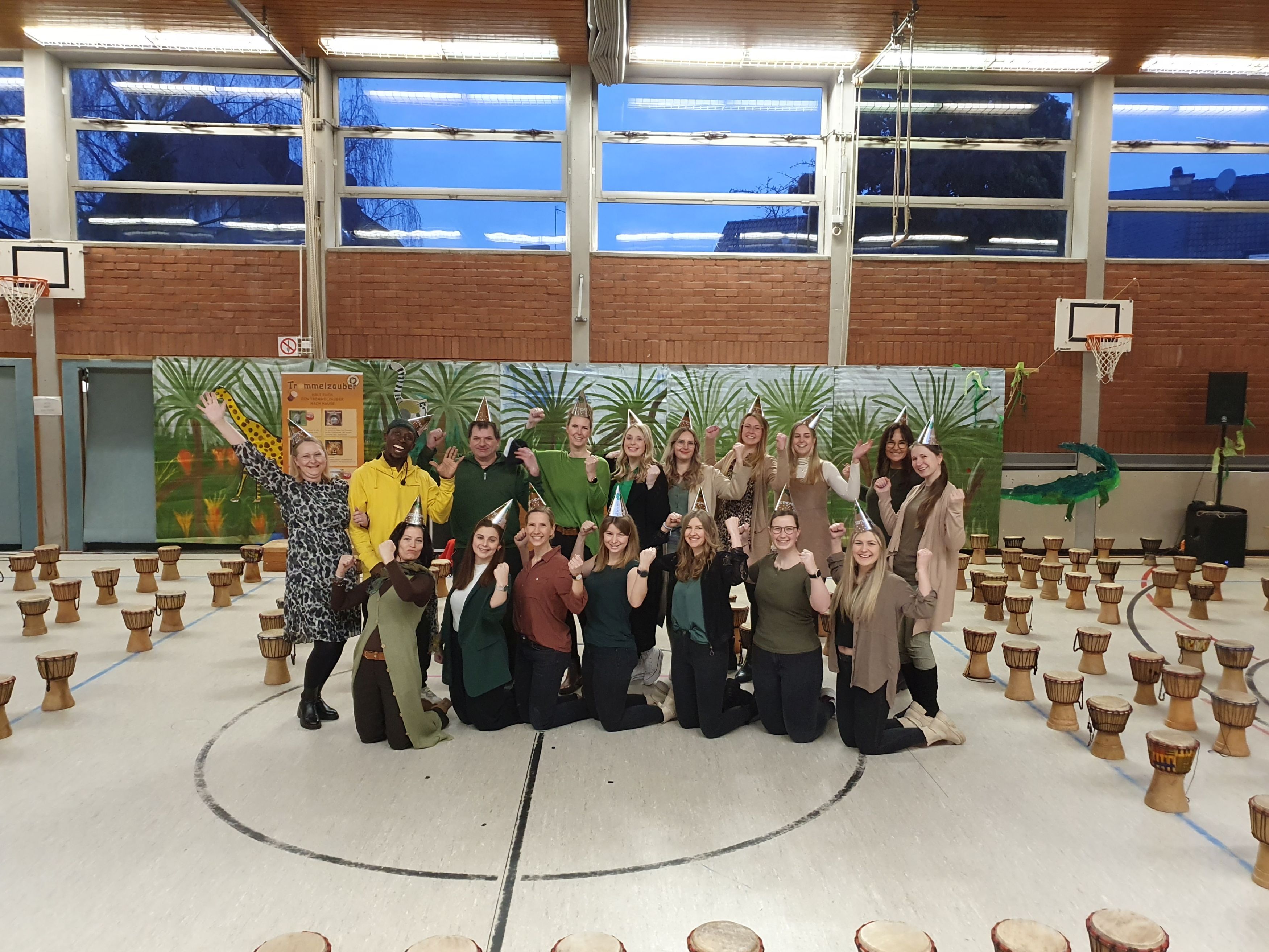 Viele Personen in der Turnhalle