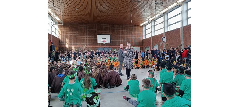 Großes Schulfest in der Turnhalle