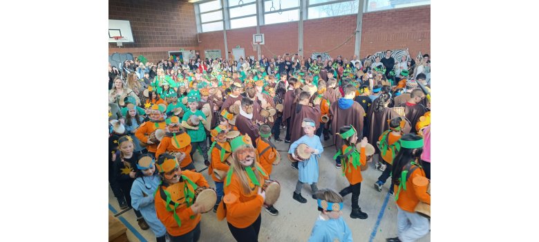 Großes Schulfest in der Turnhalle