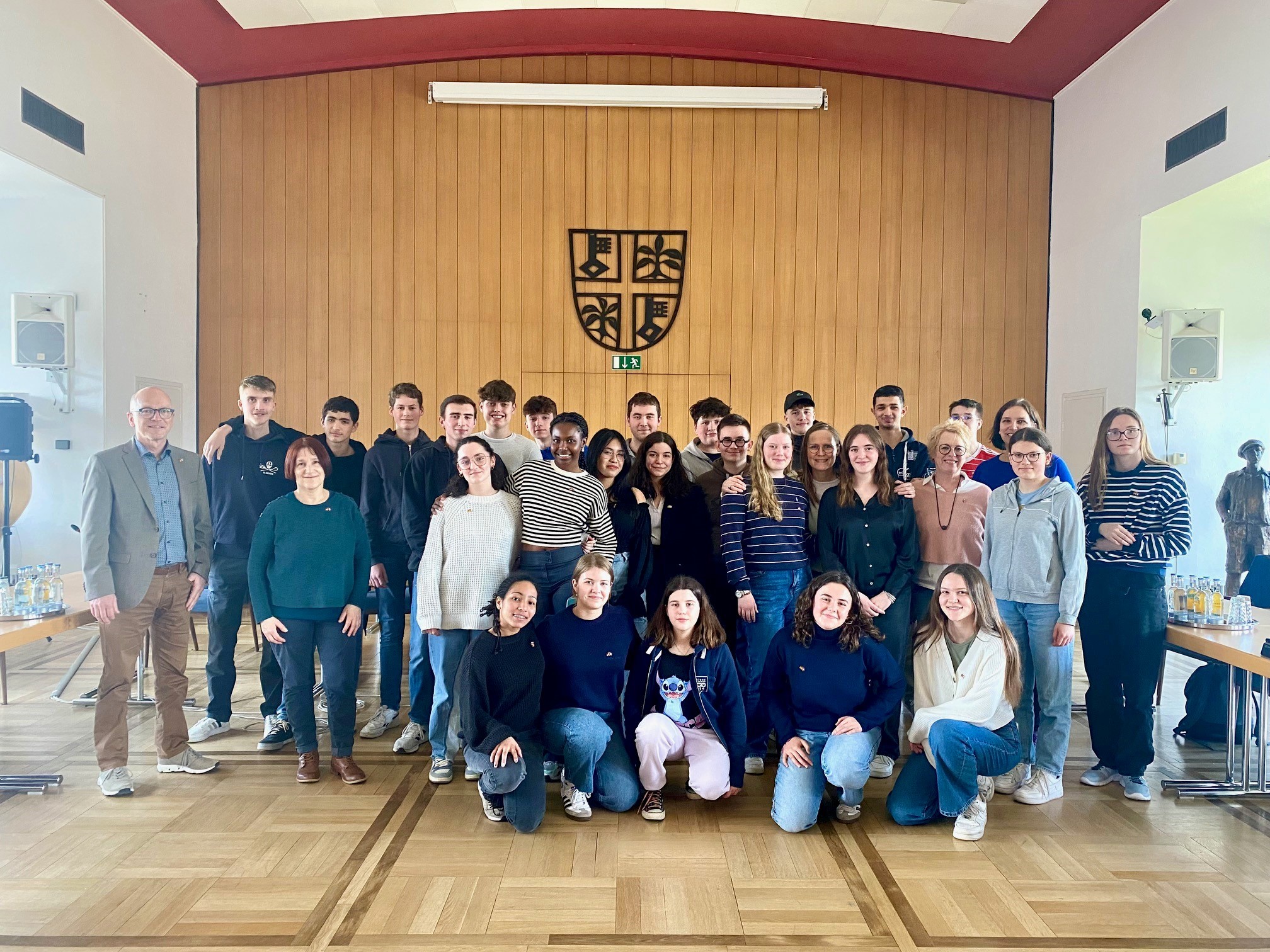 Gruppe von Personen im Sitzungssaal