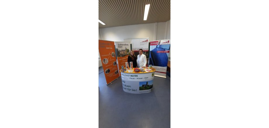 Die Mitarbeiterinnen am Stand der Stadtverwaltung informierten über die verschiedenen Ausbildungsmöglichkeiten 2 Frauen stehen an einem Messestand der Stadt Mayen