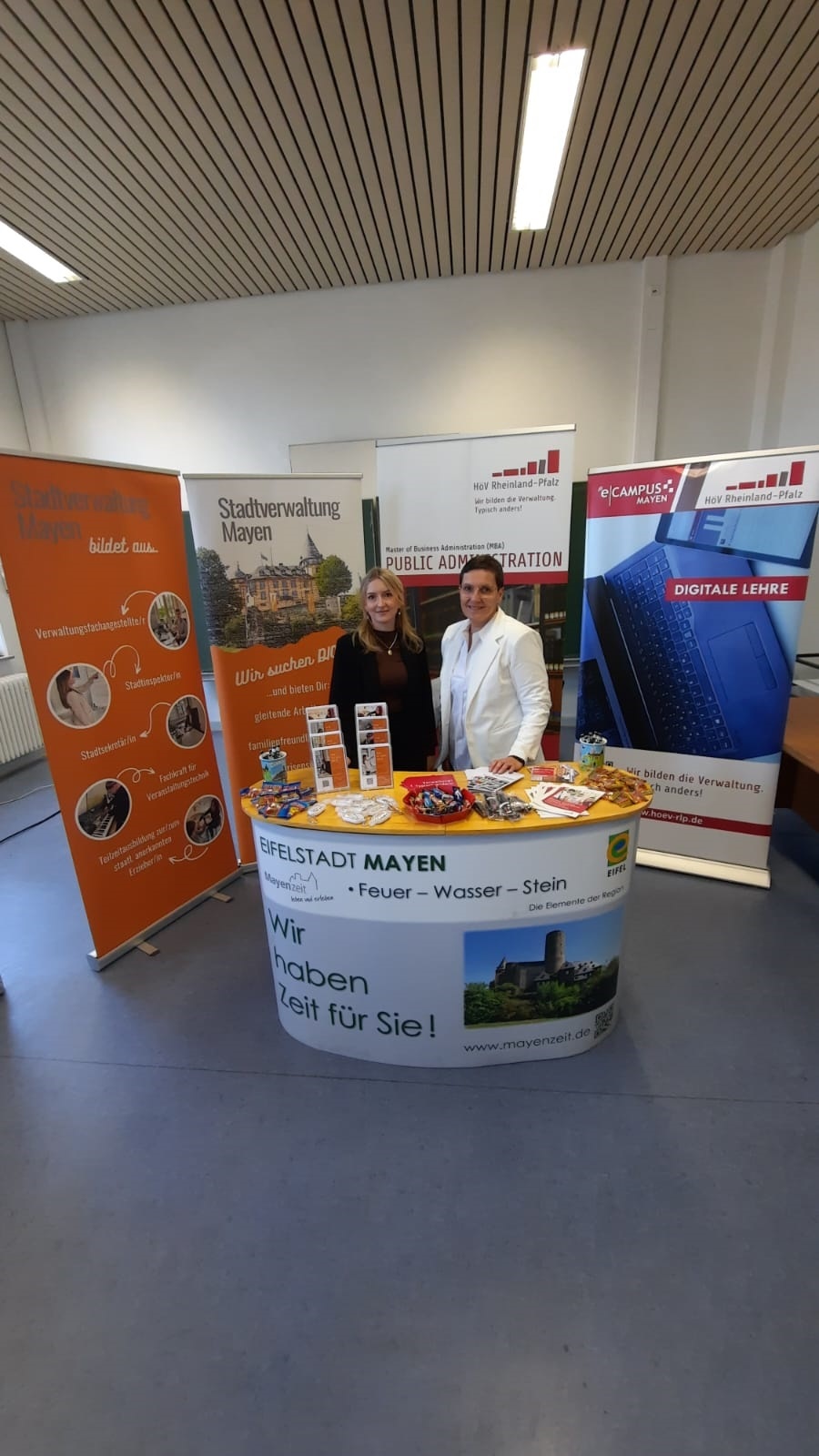 2 Frauen stehen an einem Messestand der Stadt Mayen