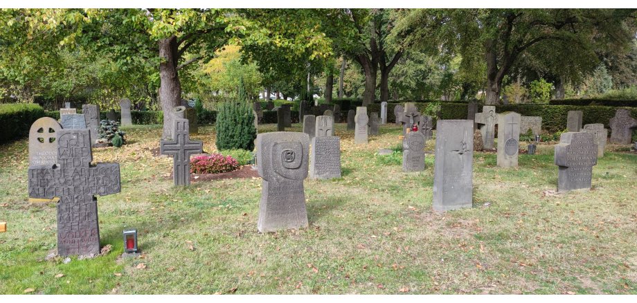 Bild von mehreren Grabsteinen auf dem Mayener Friedhof