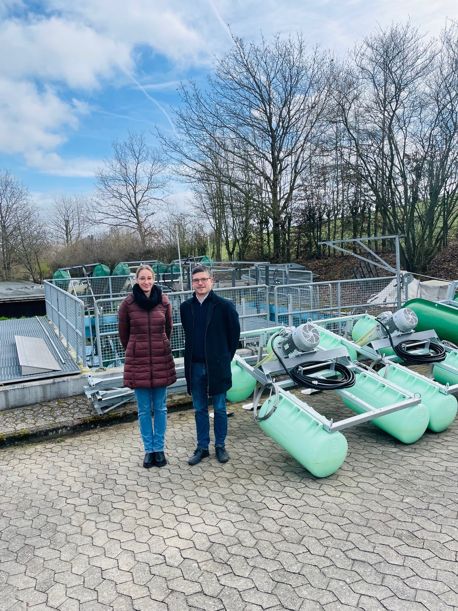 Zwei Personen vor vielen technischen Geräten