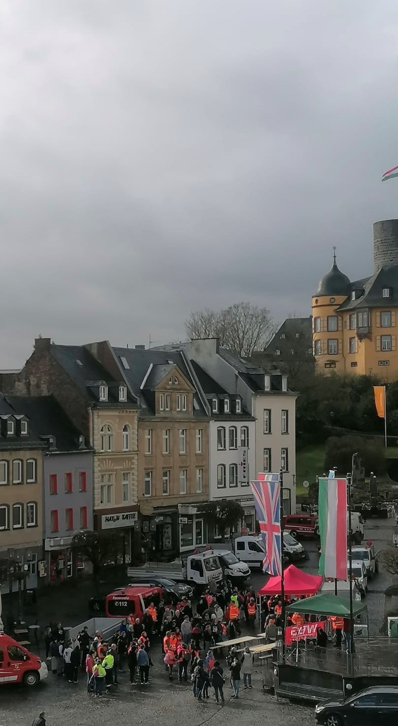 Menschengruppen auf dem Marktplatz bei der Aktion