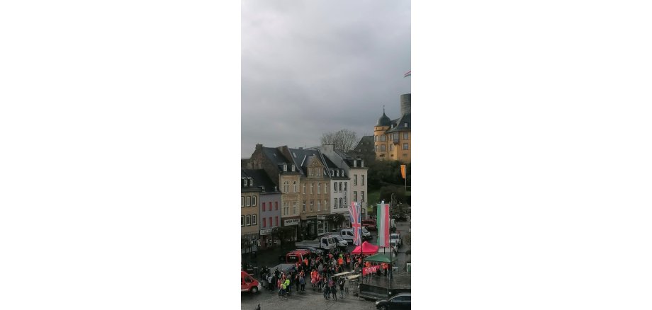 Menschengruppen auf dem Marktplatz bei der Aktion