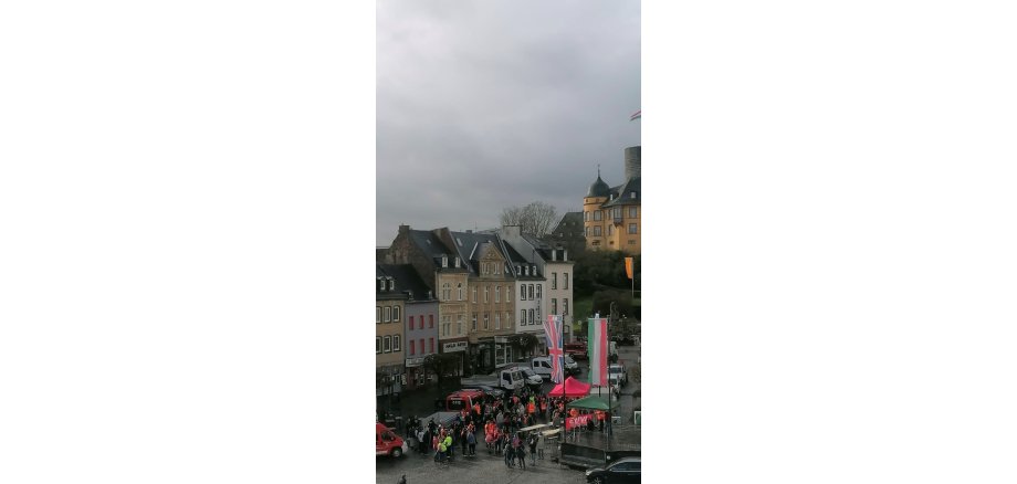 Aktion „Saubere Stadt“ auf dem Marktplatz Menschengruppen auf dem Marktplatz bei der Aktion