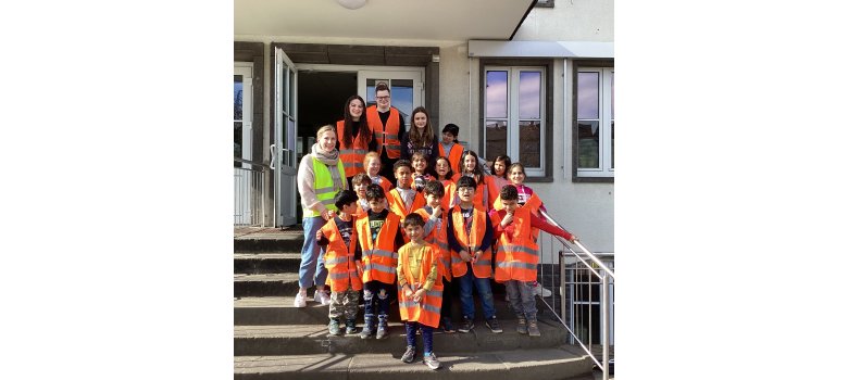 Gruppenfoto mit den Kindern der Grundschule - alle in Warnwesten