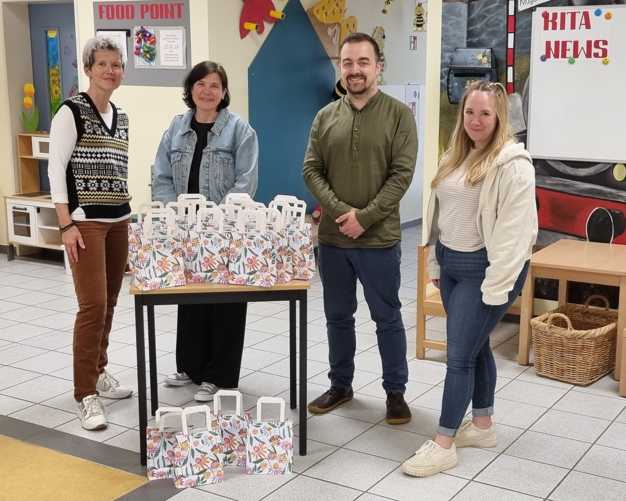 Vier Personen mit Geschenktüten