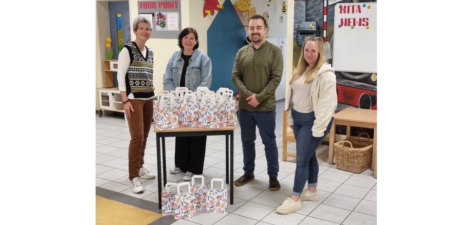 Vier Personen mit Geschenktüten