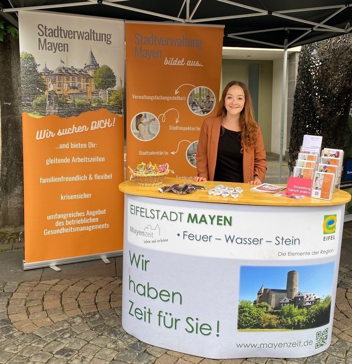 Eine Frau steht an einem Messestand