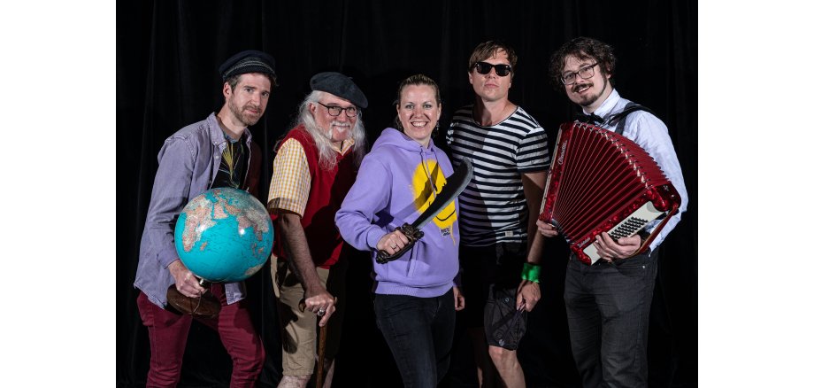 Porträt von Julia Reidenbach und dem Rasselorchester