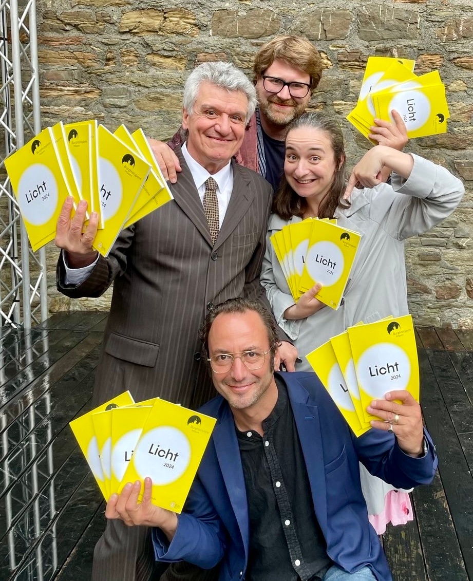 v.l.n.r.: Michael Ophelders, Alexander May, Thorsten Hamer und Alexandra Marinescu mit den neuen Spielzeitheften