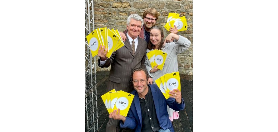 v.l.n.r.: Michael Ophelders, Alexander May, Thorsten Hamer und Alexandra Marinescu mit den neuen Spielzeitheften