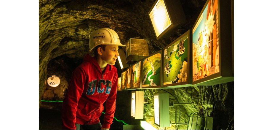 Kind im Schieferbergwerk