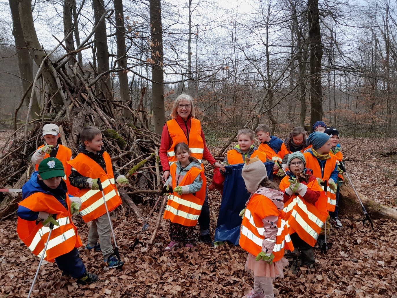 Viele Kinder im Wald
