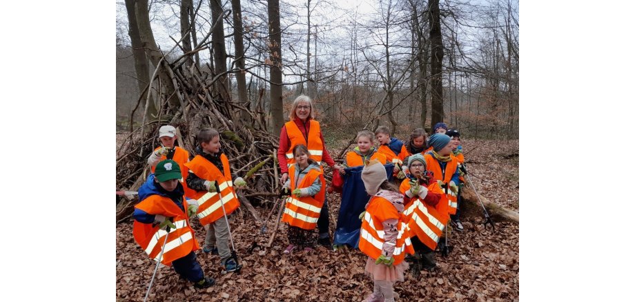 Viele Kinder im Wald