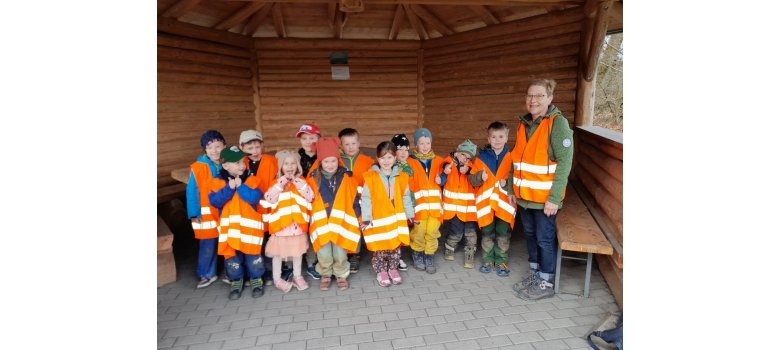 Viele Kinder in einer Hütte