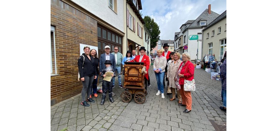 Auch in diesem Jahr wurden zwei Kindertrödelkönige gekürt: Emely Thönnes und Mathis Eck Der Marktausschuss mit dem Kindertrödelkönig
