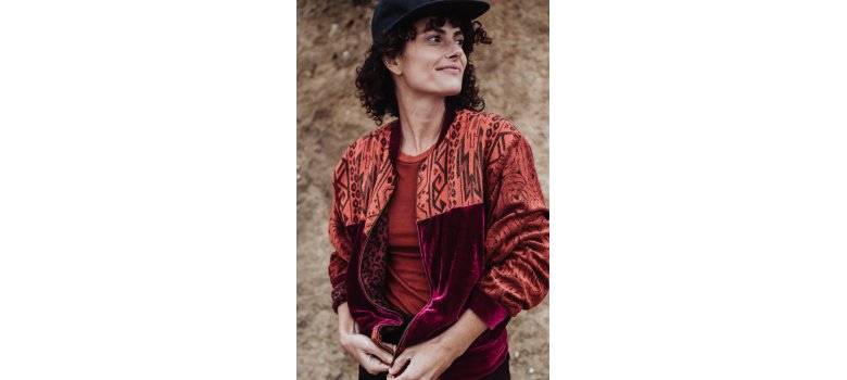 Frau mit dunklen Haaren 