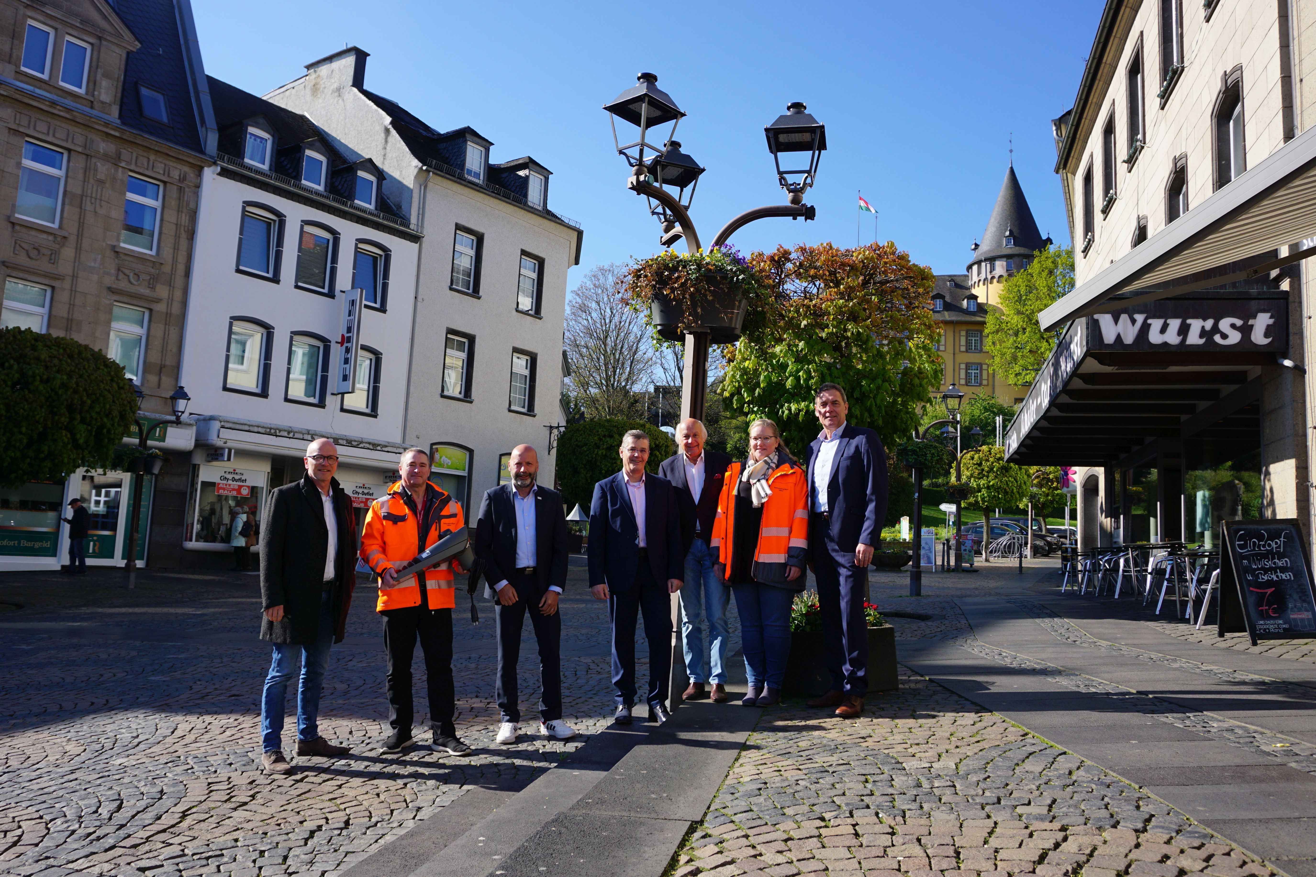 Viele Personen vor der Straßenlampe