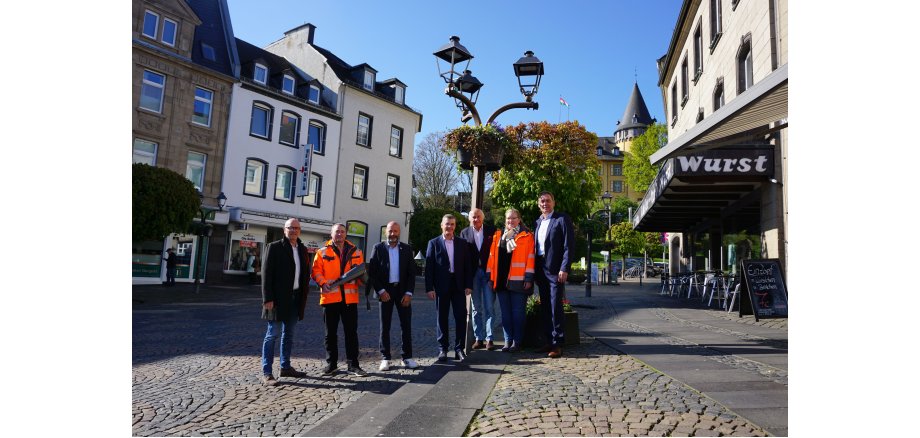 Viele Personen vor der Straßenlampe