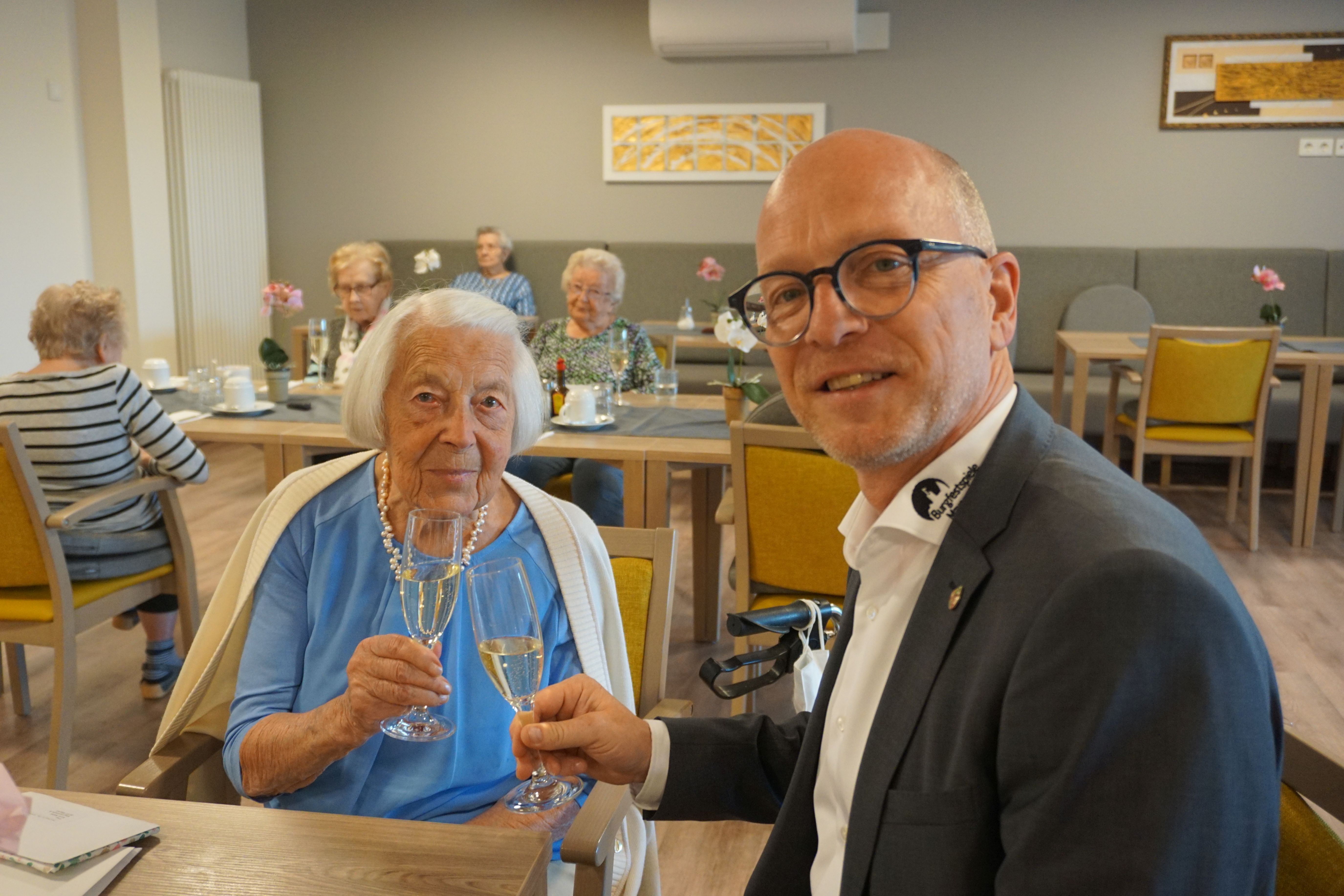 Oberbürgermeister Dirk Meid und Anna Appel