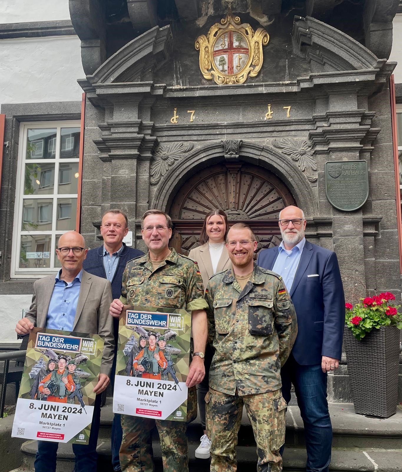 Beteiligte zum Tag der Bundeswehr mit Plakaten
