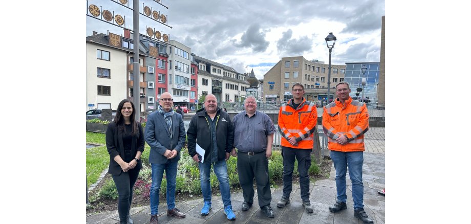 6 Personen vor dem Rathaus