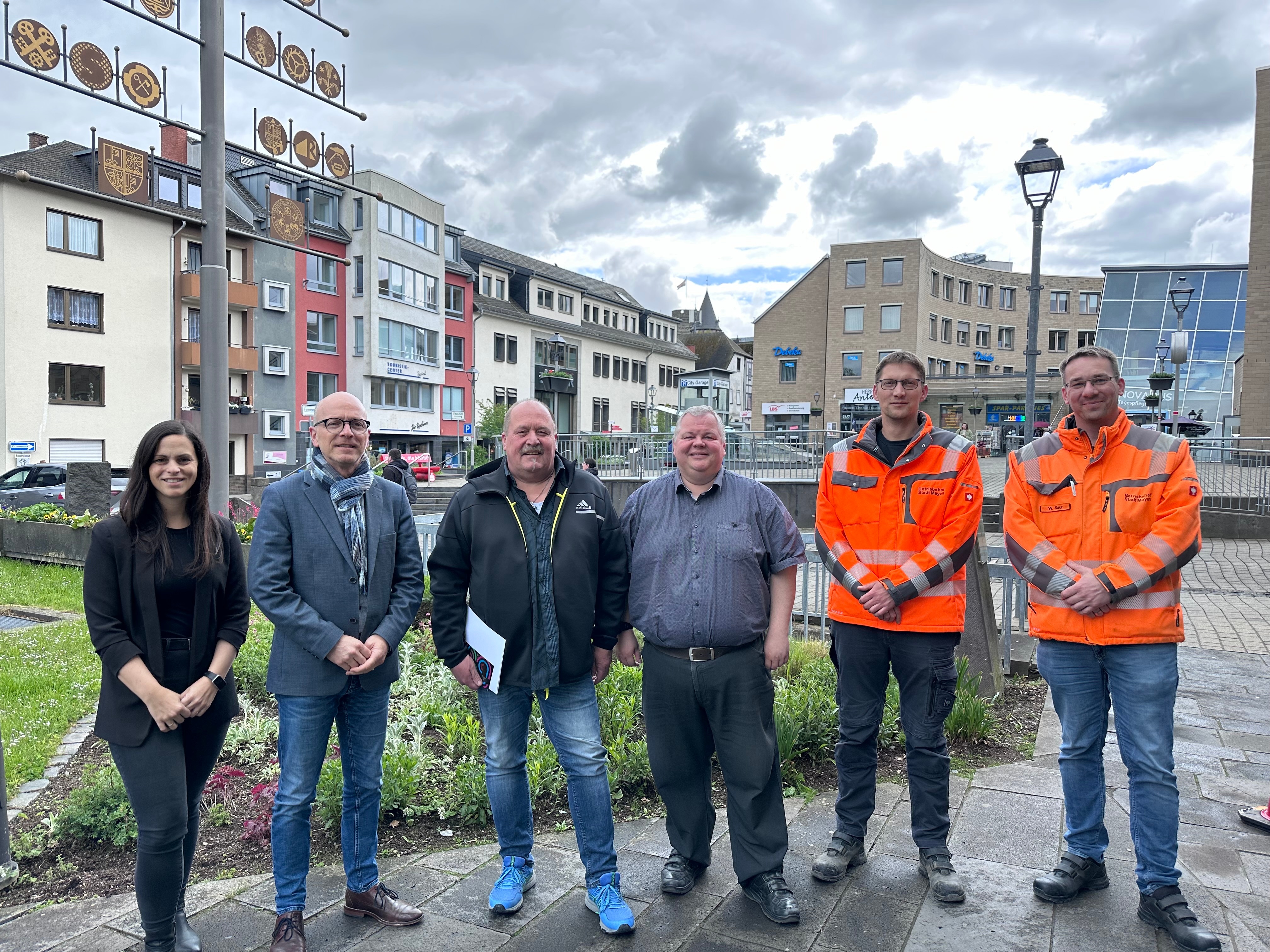 v.l.n.r.: Jasmin Alter, Dirk Meid, Ralf Romahn, Wolfgang Goeken, Stefan Stein und Wolfgang Saur 6 Personen vor dem Rathaus