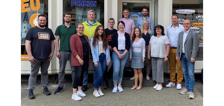 Eine Gruppe von Personen steht für ein Bild vor der VereinsMYerei zusammen