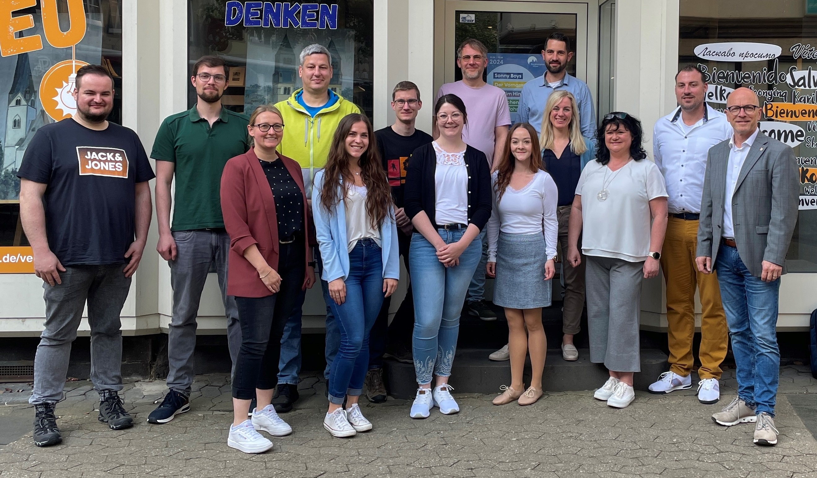 Die Nachwuchsführungskräfte trafen sich zur Auftaktveranstaltung ihres zweijährigen Programms in der VereinsMYerei Eine Gruppe von Personen steht für ein Bild vor der VereinsMYerei zusammen