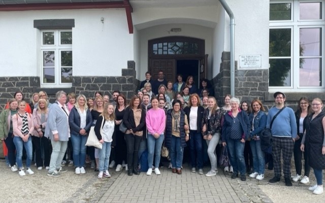 Gruppenbild vor einem Eingang eines Gebäudes