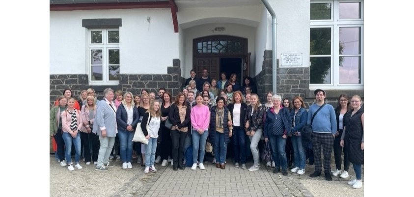 Gruppenbild vor einem Eingang eines Gebäudes