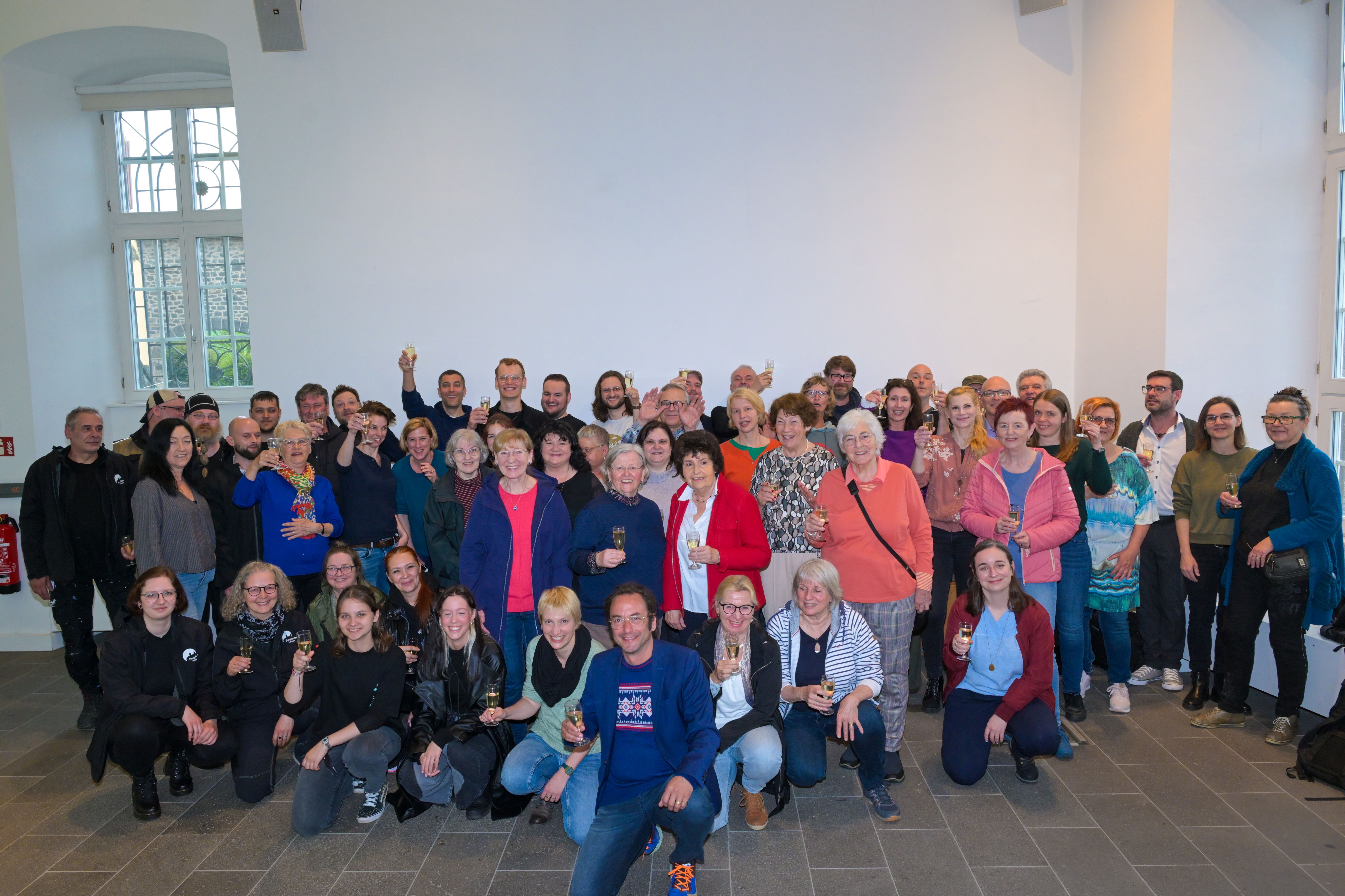 Viele Mitarbeitende der Burgfestspiele beim Gruppenfoto