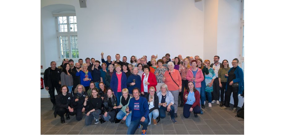 Viele Mitarbeitende der Burgfestspiele beim Gruppenfoto