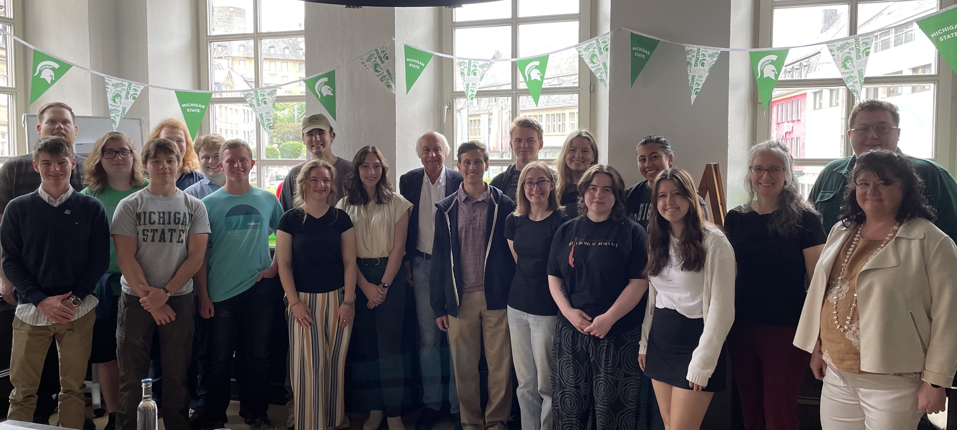 Eine Gruppe Jugendlicher mit Vertretern der Stadt