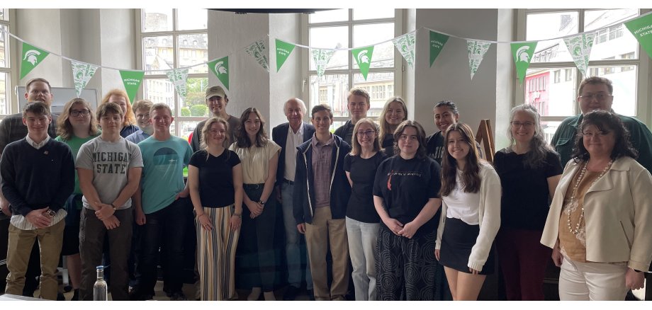 Eine Gruppe Jugendlicher mit Vertretern der Stadt