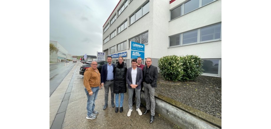 Sechs Personen vor dem Firmengebäude