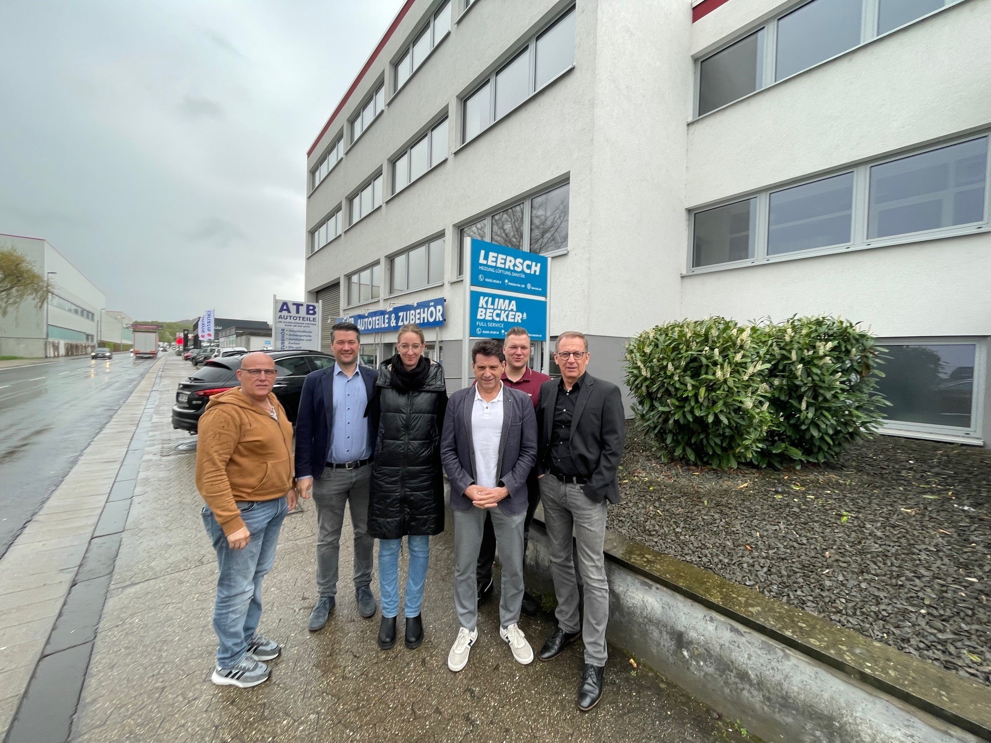 Sechs Personen vor dem Firmengebäude