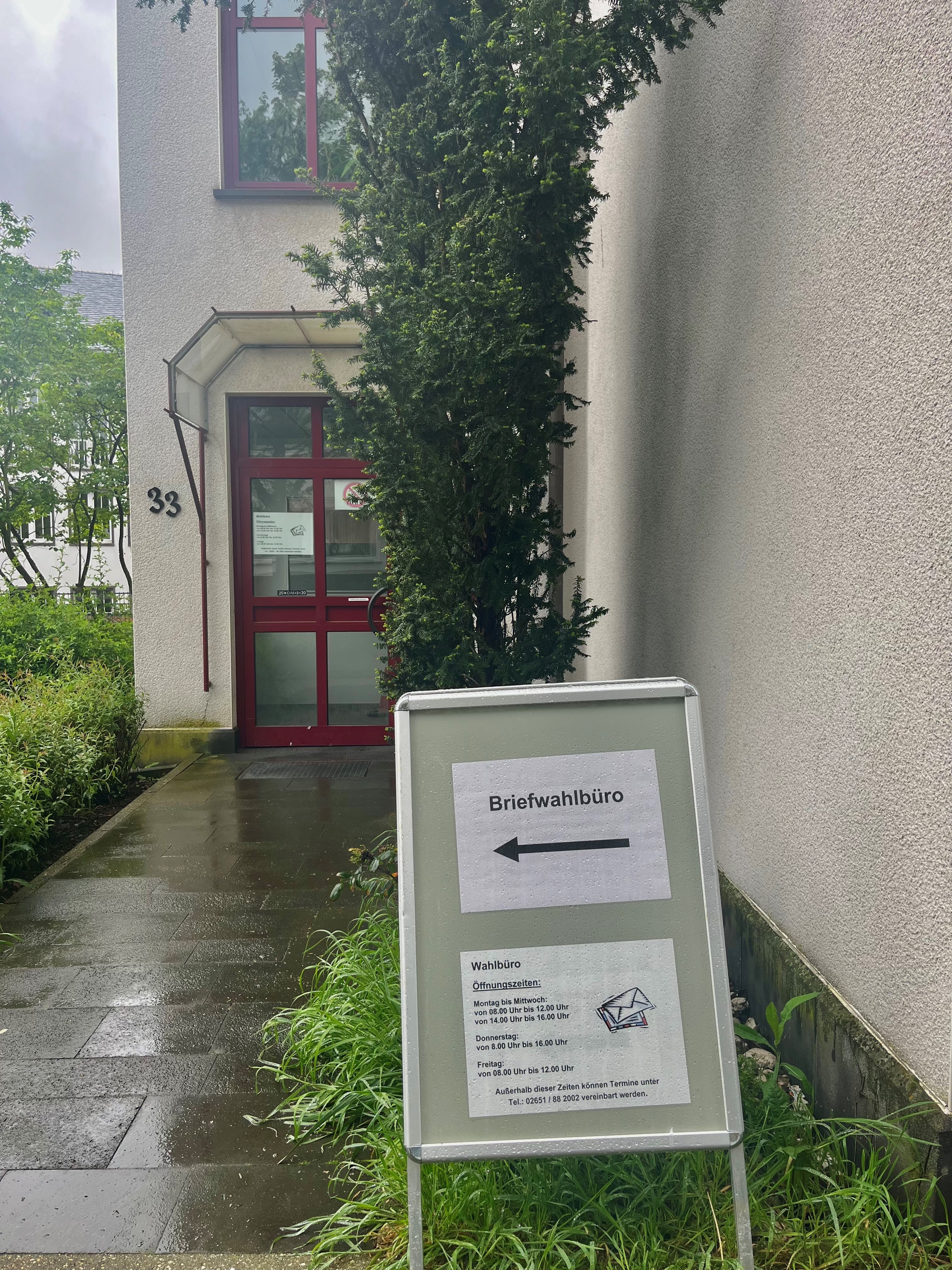 Das Briefwahlbüro ist eröffnet und steht mit Rat und Tat zur Seite Eingang zum Wahlbüro