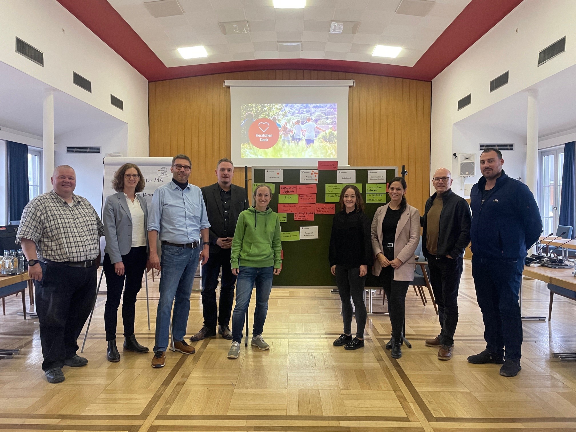 Einige Personen im Saal am Flipchart