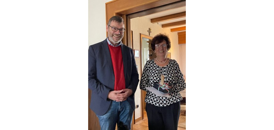 Beigeordneter Thomas Schroeder gratuliert Elisabeth Zekorn zum 90. Geburtstag