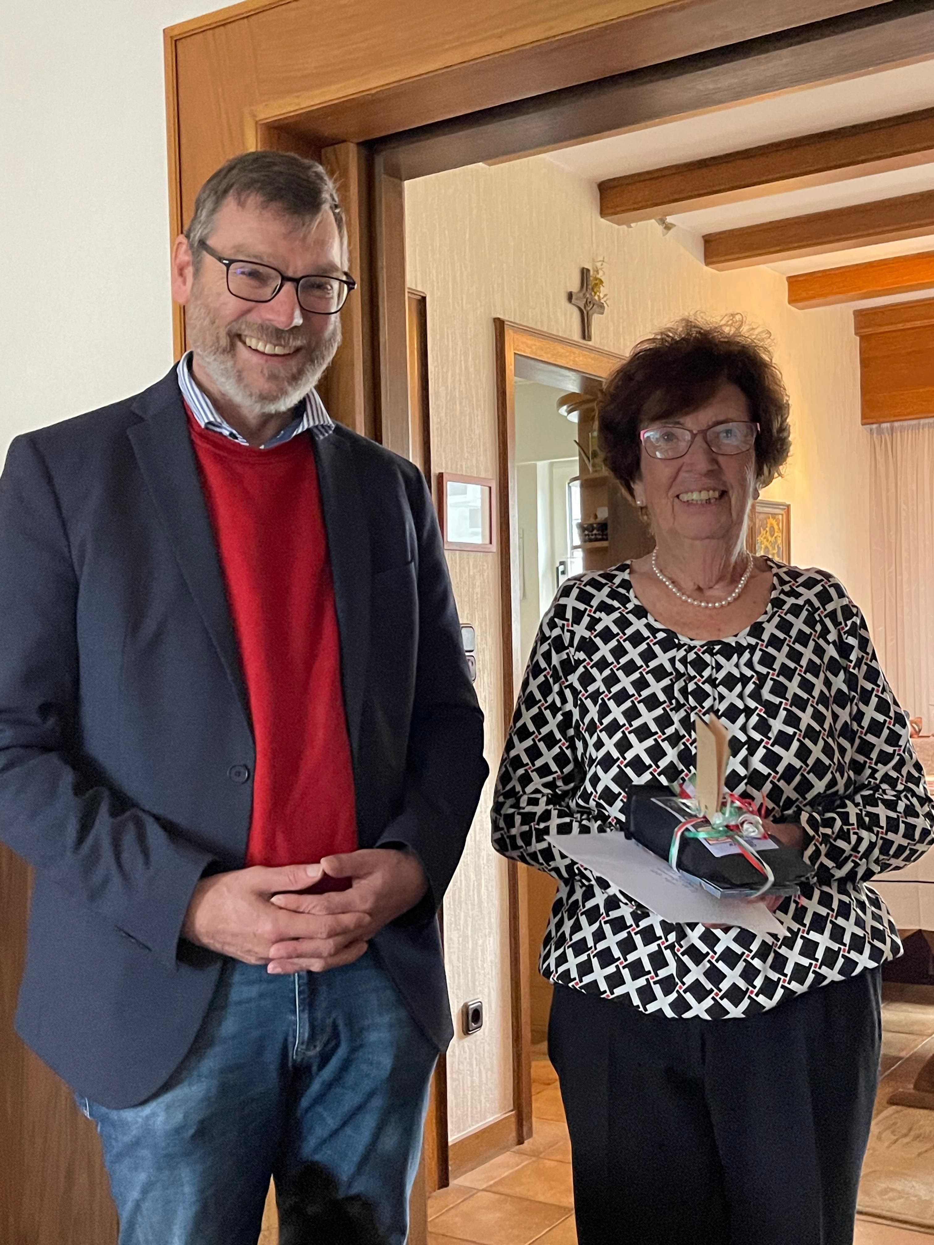 Beigeordneter Thomas Schroeder gratuliert Elisabeth Zekorn zum 90. Geburtstag